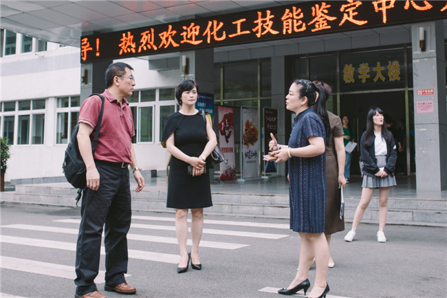 化學(xué)工業(yè)職業(yè)技能鑒定指導(dǎo)中心劉主任蒞臨錦鵬做指導(dǎo)工作(圖21)