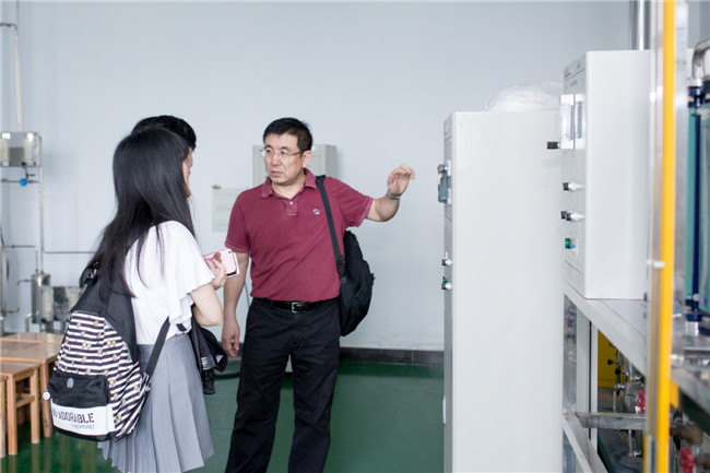 化學(xué)工業(yè)職業(yè)技能鑒定指導(dǎo)中心劉主任蒞臨錦鵬做指導(dǎo)工作(圖35)